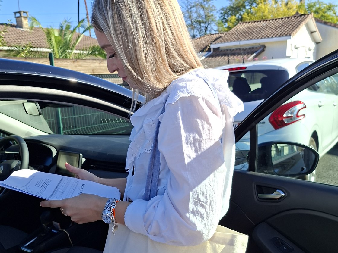 Professionnelle de l'HAD se rendant à une visite à domicile